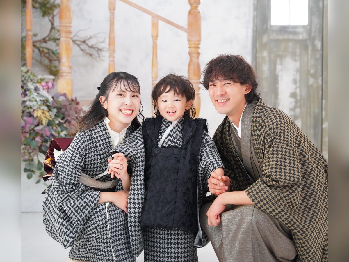 千鳥格子のお揃い衣装を着たパパ・ママ・お子さま